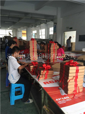 感受英利印刷同仁的認(rèn)真-紙展架制作中