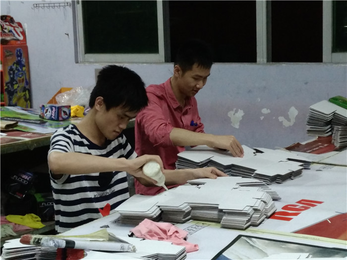 英利印刷為彩盒客戶加班