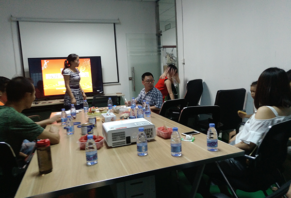 陸軍戰(zhàn)隊光明新區(qū)幫扶小組第一次在溢晟塑膠公司指導