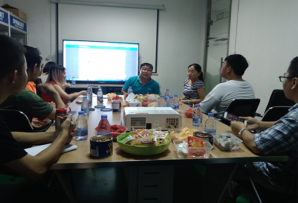 陸軍戰(zhàn)隊光明新區(qū)幫扶小組第一次在溢晟塑膠公司指導